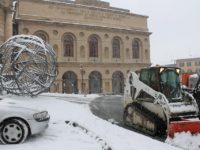 Neve e ghiaccio. Ad Ancona e Macerata si fronteggia emergenza zona per zona. Scuole chiuse anche mercoledi