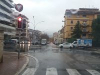 Allagamenti e disagi nel Piceno. Frana sulla strada per Appignano e auto bloccate nei sottopassi Ascoli