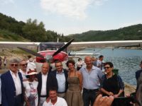 Grande spettacolo al Lago di Gerosa con idrovolanti e acrobazie aeree. Speranze per il turismo piceno