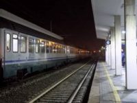 Giovane si getta sotto treno in transito stazione. Linea Adriatica sospesa, ritardi di 2 ore