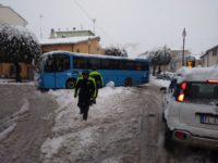 Raffica di incidenti per ghiaccio sulle strade, donna in pozzetto a San Ginesio. Nuovo peggioramento giovedi