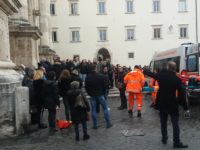 Crolla a terra ai funerali di Silvia, ragazzo soccorso al Duomo di Ascoli