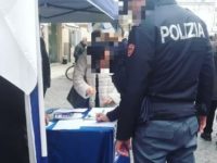 Foto poliziotti che firmano in divisa petizione per Salvini scatena la polemica. Questore Ascoli apre “inchiesta amministrativa”