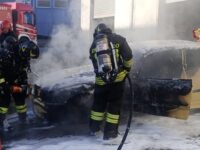 Ancona, due auto a fuoco in un capannone