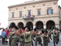 Ascoli si ferma per i bersaglieri. E forse la Meloni