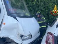 Tavullia, autocarro si schianta contro vettura: 6 feriti