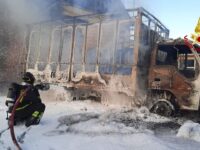 Furgone a fuoco a Fano, salvato il capannone industriale