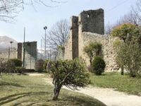 A Montemonaco si riparano le splendide mura castellane