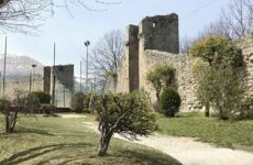 A Montemonaco si riparano le splendide mura castellane