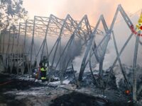 Incendio devasta capannone nel Fermano