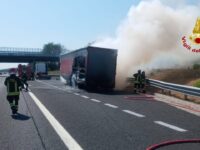 Senigallia, a fuoco un rimorchio in A14