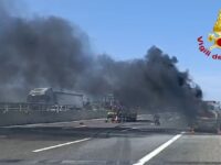 Falconara, auto con 4 persone s’incendia in A14