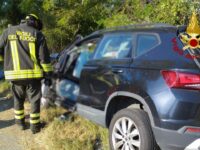 Auto contro guardrail nel Fermano, grave un uomo