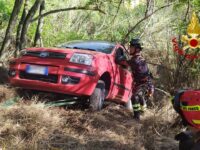 Auto finisce in una scarpata ad Acquaviva Picena