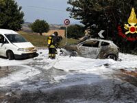 Auto prende fuoco dopo incidente a Montelupone