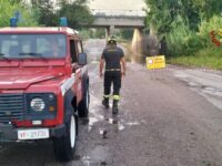 Ascoli, auto bloccata nel sottopasso. Conducente salvato dai pompieri