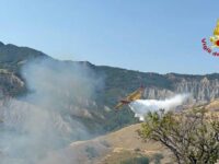 Ascoli, l’incendio boschivo si espande al Monte Ascensione