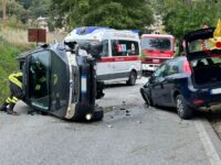 Frontale a Fiastra, un auto si ribalta