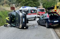 Frontale a Fiastra, un auto si ribalta