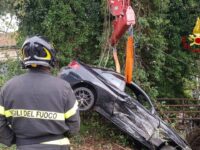 Castel di Lama, auto nel fossato della Mezzina