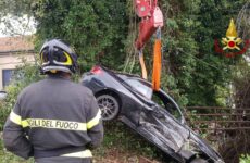 Castel di Lama, auto nel fossato della Mezzina