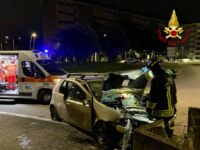 Ascoli, auto si schianta contro muro a Monticelli